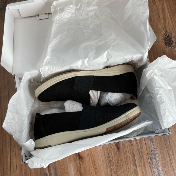 Elin Slip-On Shows - Picture 2 of 6